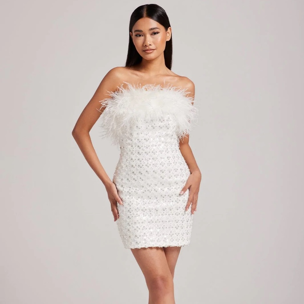 Strapless Sequins and beads white fitted dress with feathers